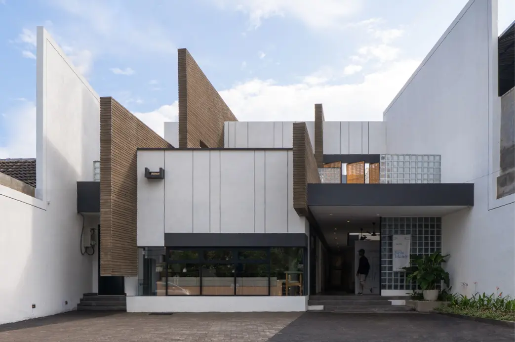 Anon Cafe & Eatery di Surabaya menggunakan produk pintu jendela aluminium ALUVE