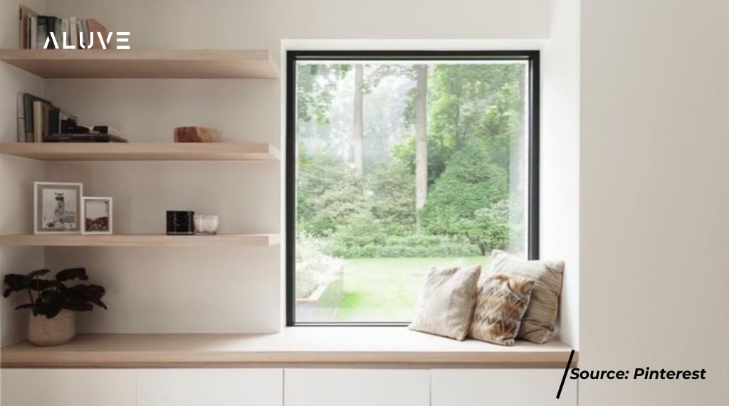 Jendela kaca mati aluminium dengan warna hitam dengan dinding putih.