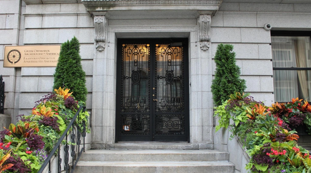 Megahnya Pintu Kupu Tarung Hitam Besi