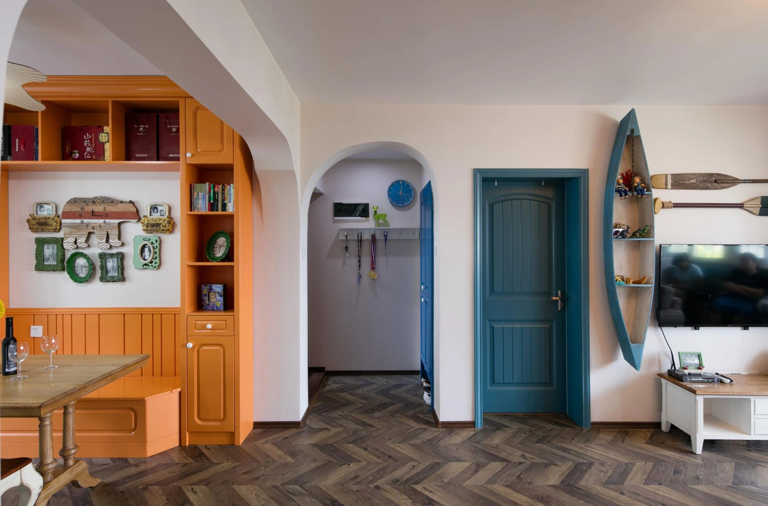 Nuansa Pintu Kayu Warna Biru Tua Menawan