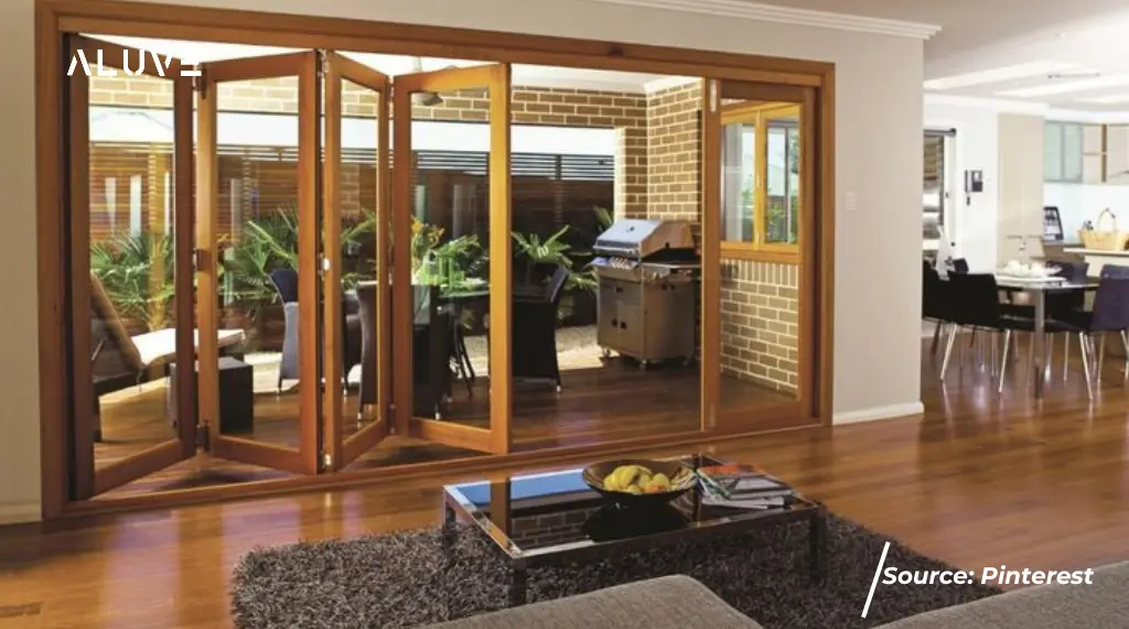 Pintu Aluminium Lipat Motif Kayu untuk Hunian Hangat dan Terbuka