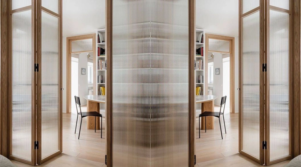 Pintu Folding Motif Kayu untuk Kamar Tidur