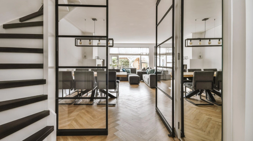 Pintu French Doors dengan Bingkai Hitam Gaya Industrial