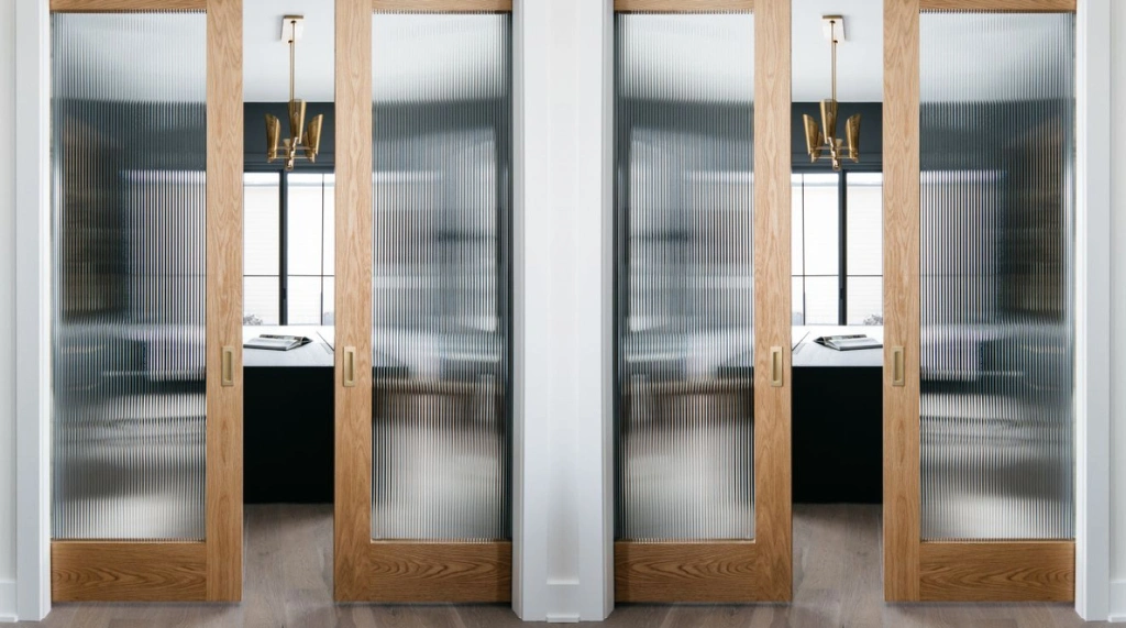 pintu kamar tidur motif kayu dengan flutted glass