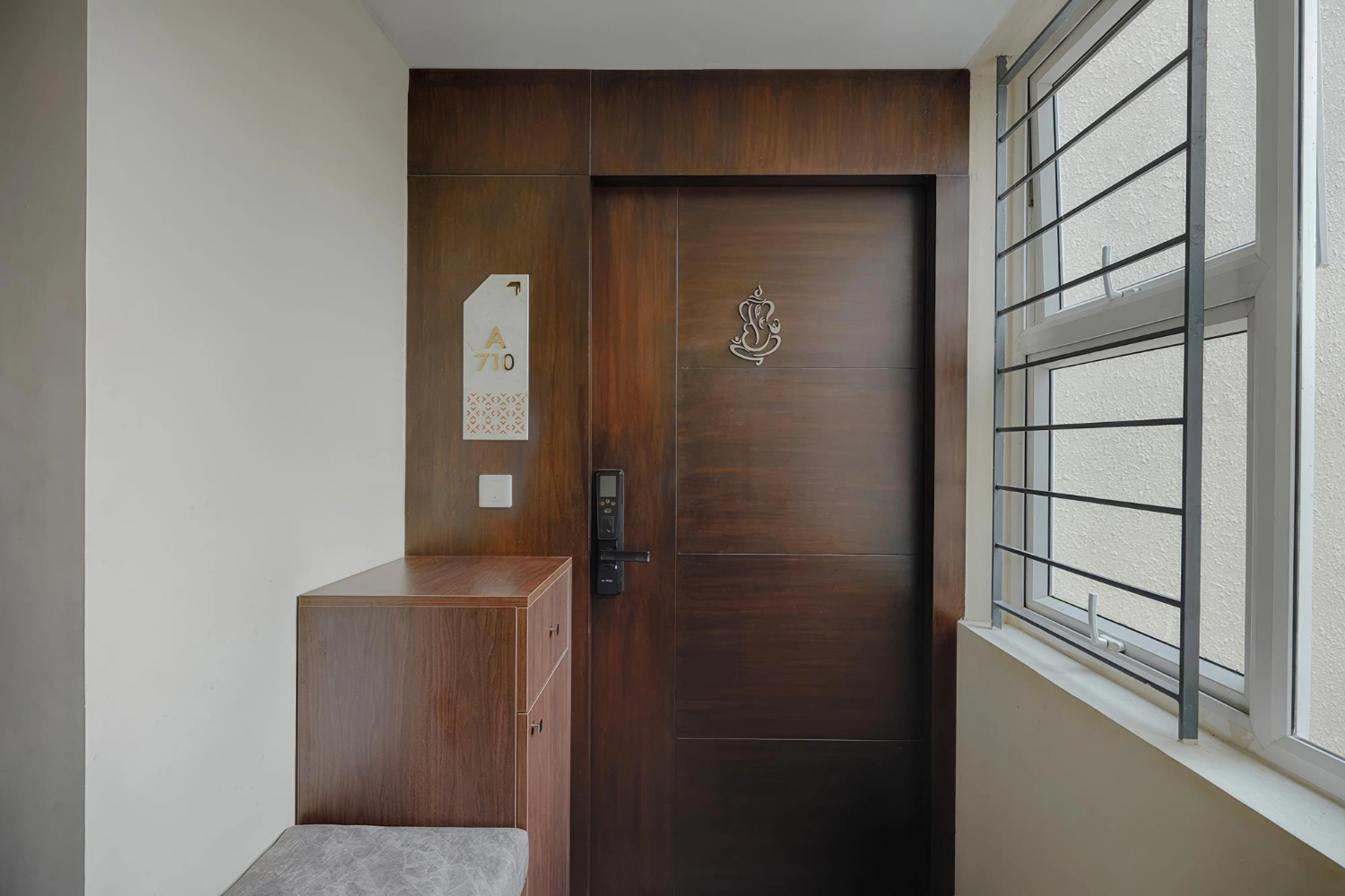 Pintu Kayu Minimalis dengan Digital Door Lock