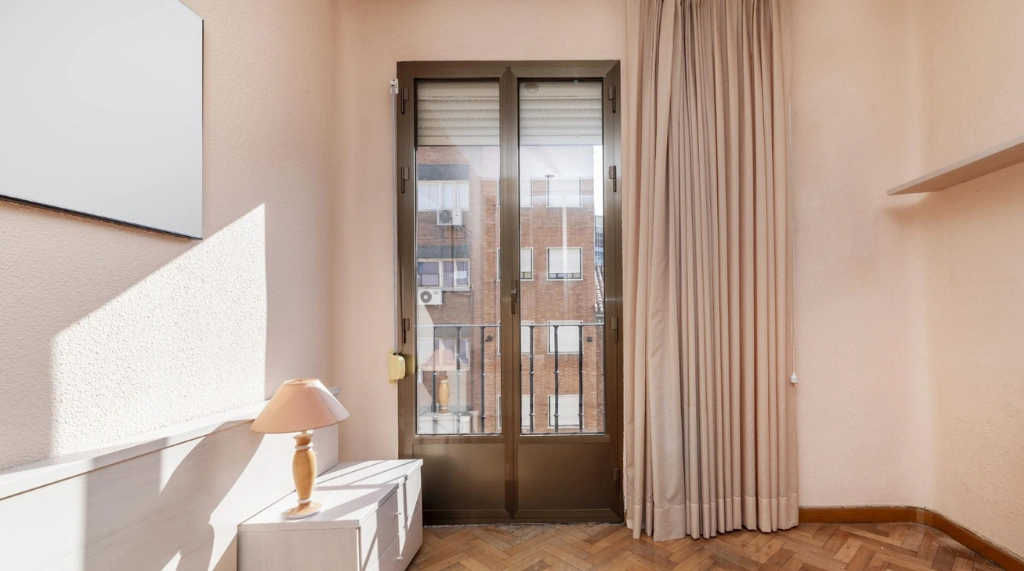 Pintu Kupu Tarung Cokelat Tua dengan Panel Kaca Tinggi