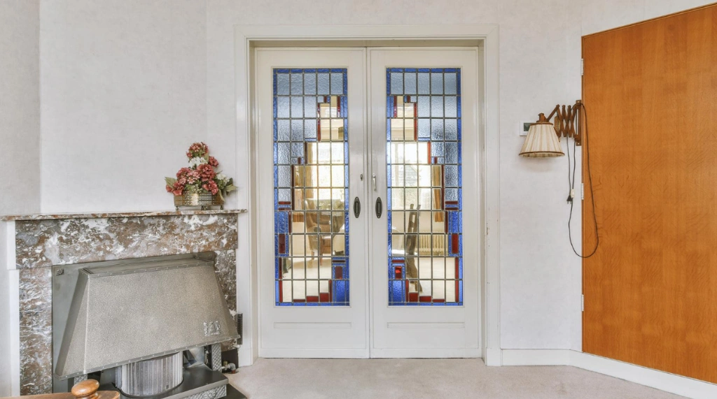 Pintu Kupu Tarung dengan Kaca Patri