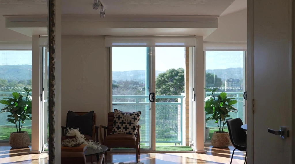 Pintu Sliding Kaca Modern untuk Akses Balkon