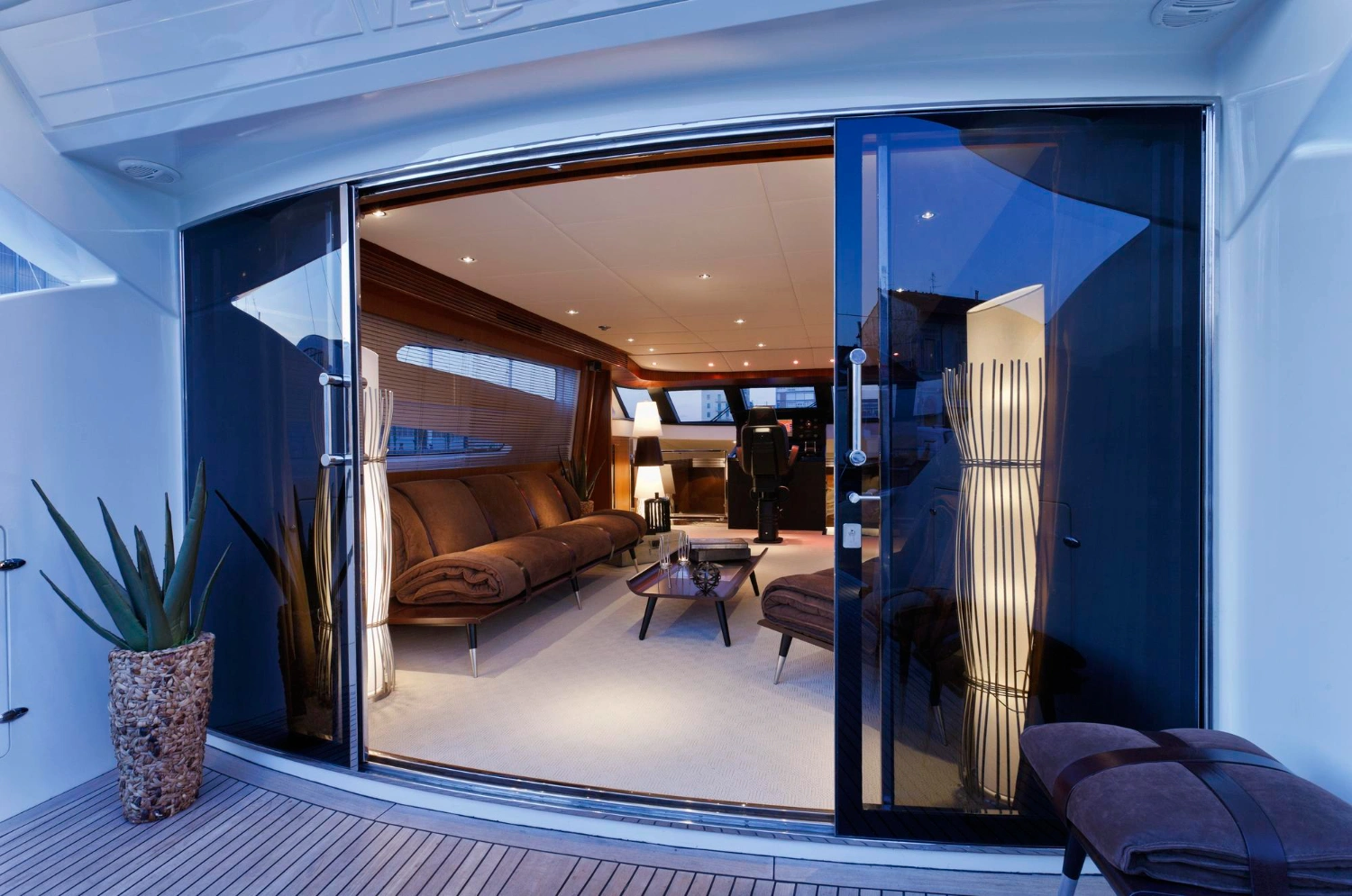 Sliding Door Kaca dengan Konsep Melingkar